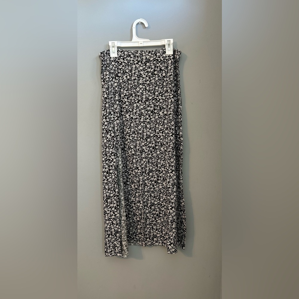 Never worn. Ditsy Floral Split Thigh Skirt size medium - Picture 2 of 7